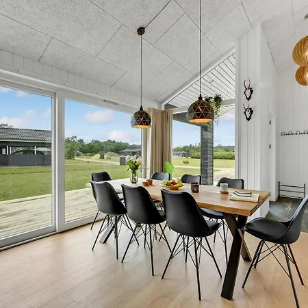 4 Bedroom Beautiful In Holiday home Hemmet